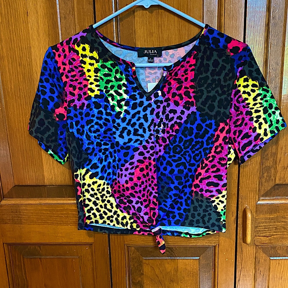 NWT- A Multicolor Leopard Print Women's Crop Top with a FREE GIFT 💝